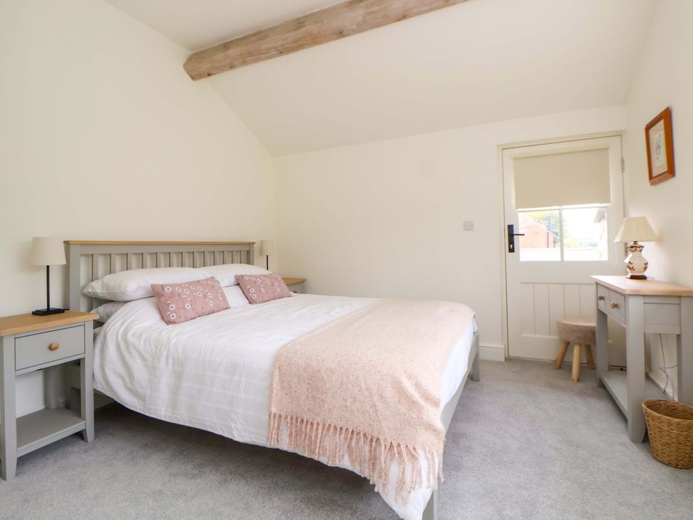 A bedroom with a bed and bedside tables at Isfryn