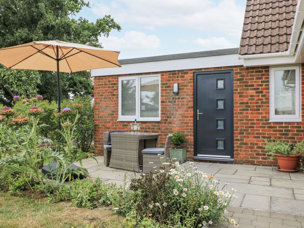 An outdoor seating area with table and chairs at The West Wing in Potterne