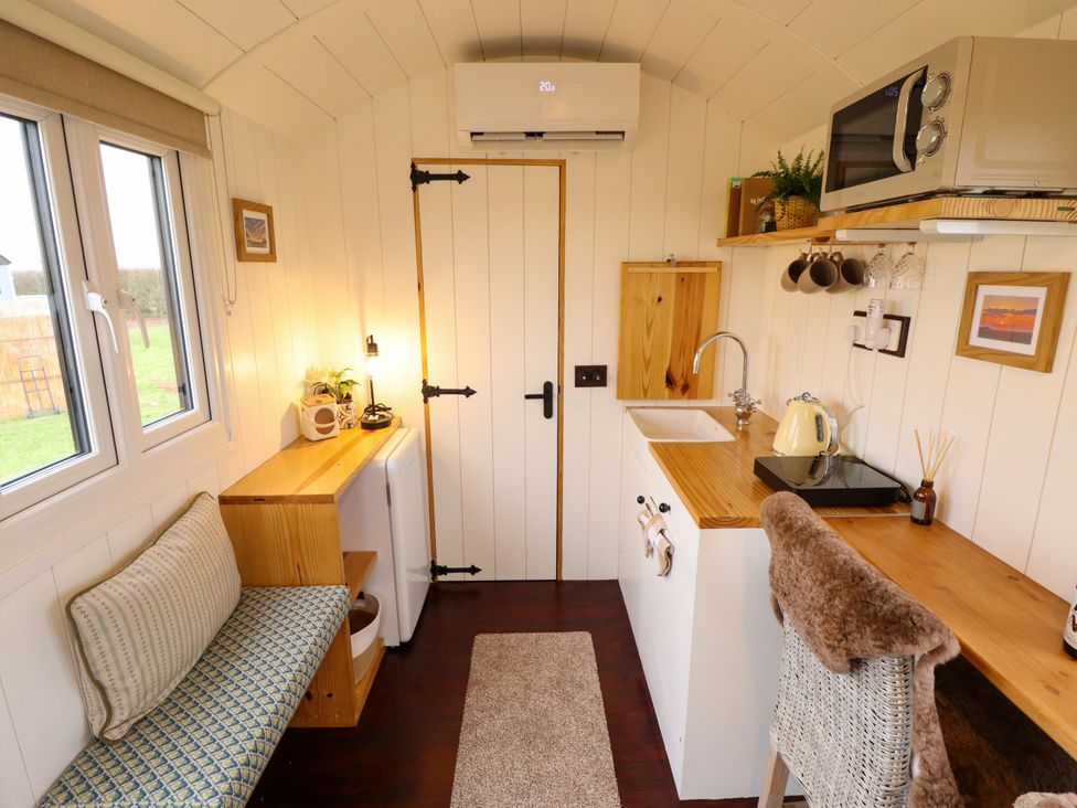 Shepherds Hut - Oak - Lincolnshire - 1166728 - thumbnail photo 6