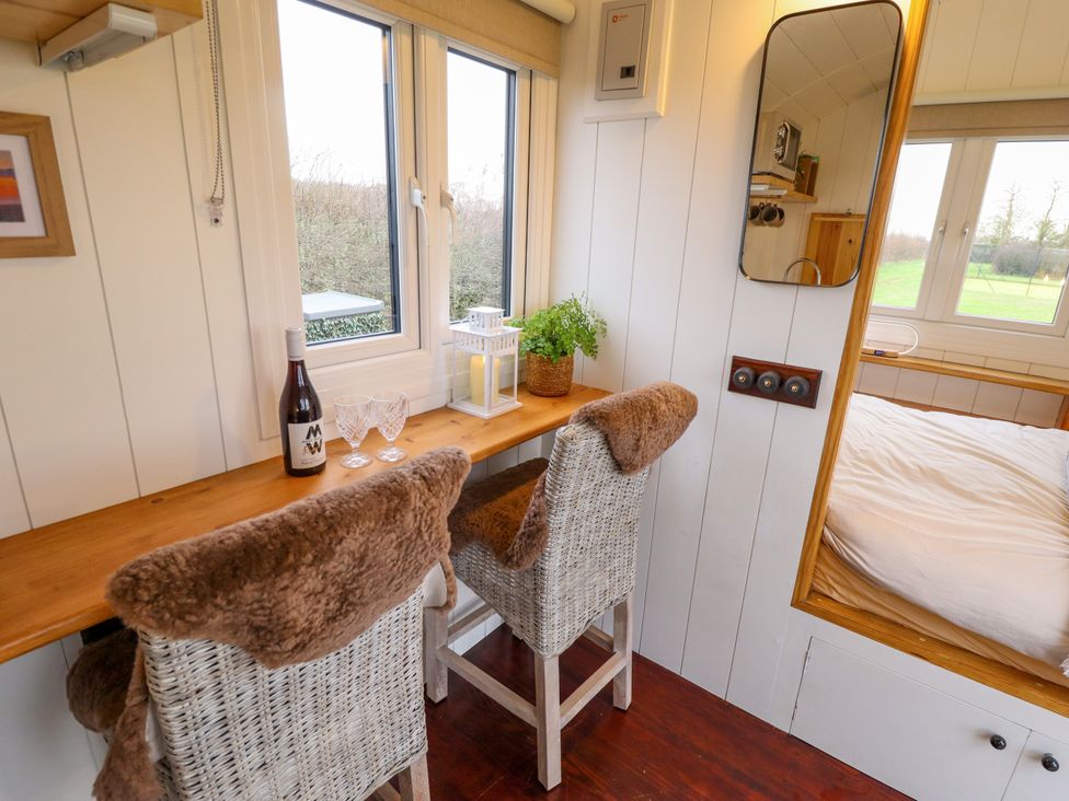 Shepherds Hut - Oak - Lincolnshire - 1166728 - thumbnail photo 8