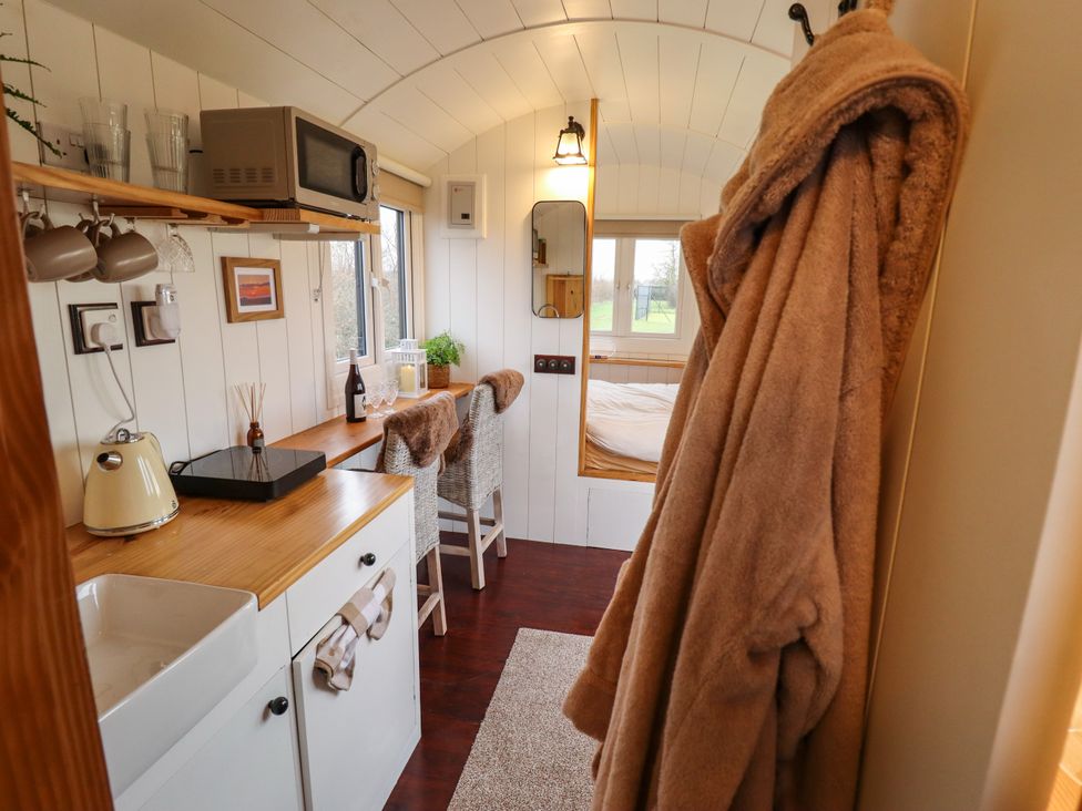 Shepherds Hut - Oak - Lincolnshire - 1166728 - thumbnail photo 18