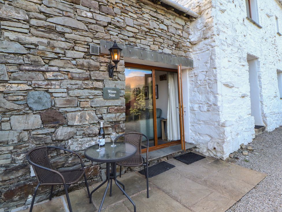 An outdoor seating area with a table and chairs at Wren's Nest in Thornthwaite near Braithwaite
