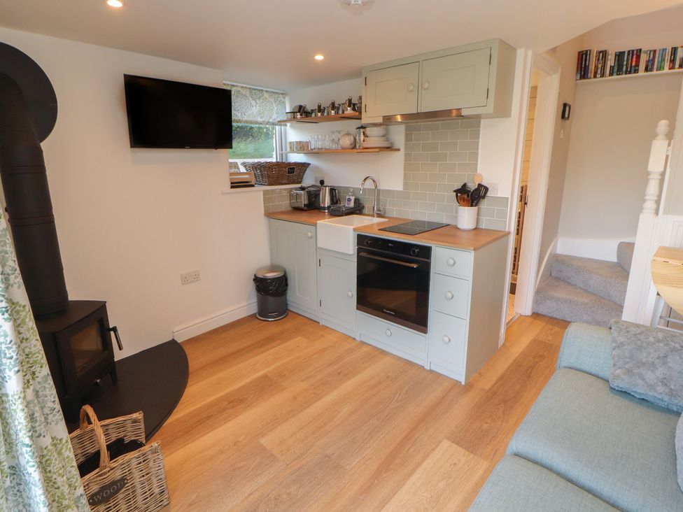 A kitchen with a stove and sink at Wren's Nest in Thornthwaite near Braithwaite