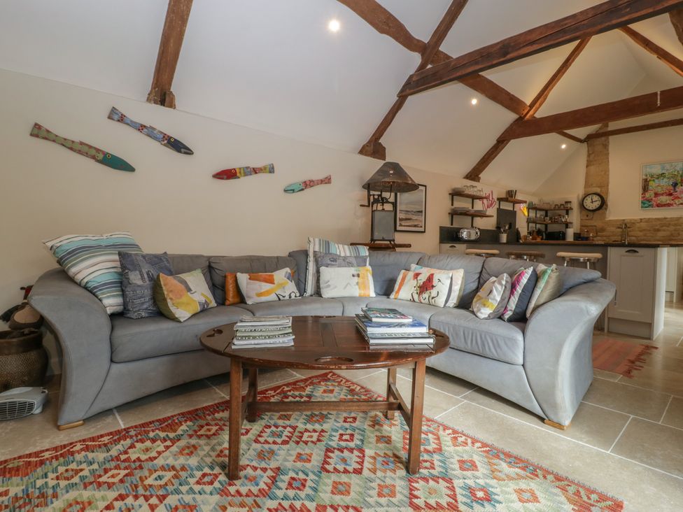 A living room with a sofa and coffee table at Cottage - 1 bedroom Broadway