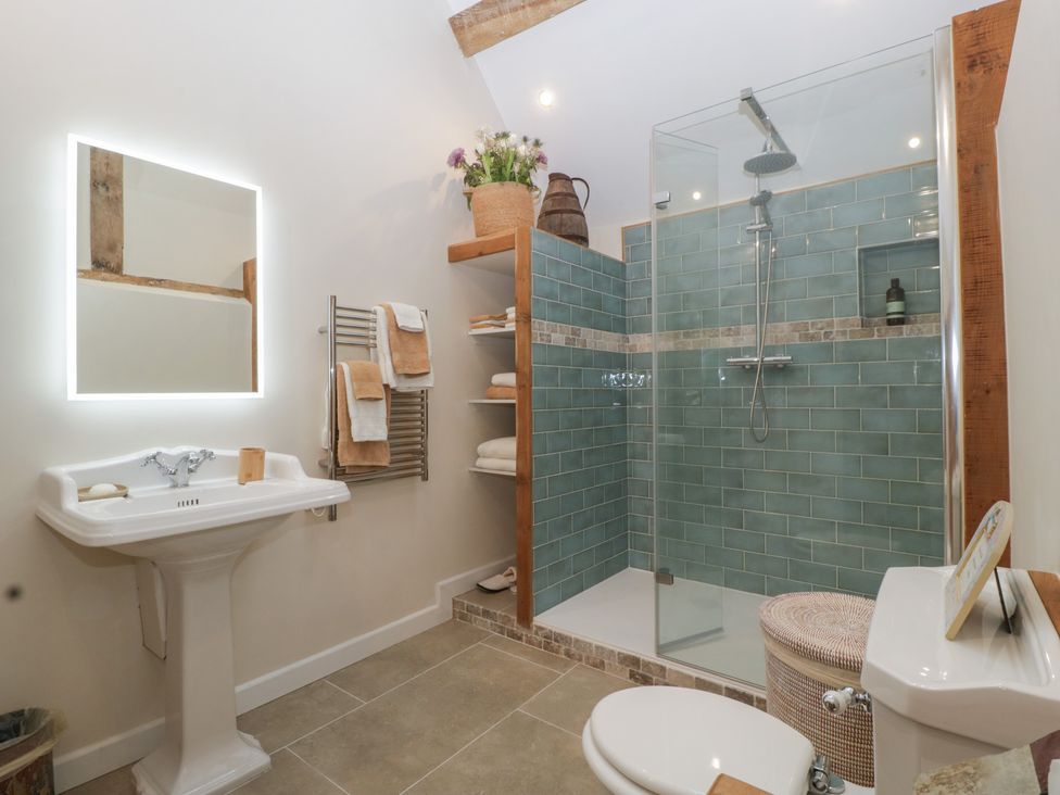A bathroom with a shower and sink at Cottage - 1 bedroom Broadway