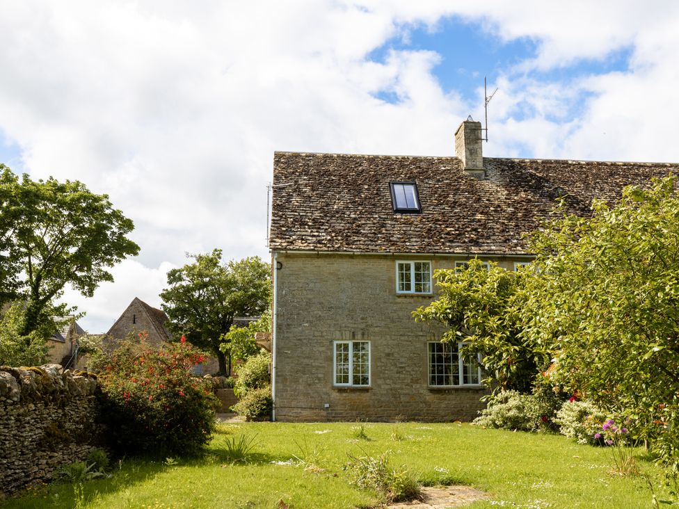 A house with a garden and trees at Stable Cottage in Lechlade-On-Thames