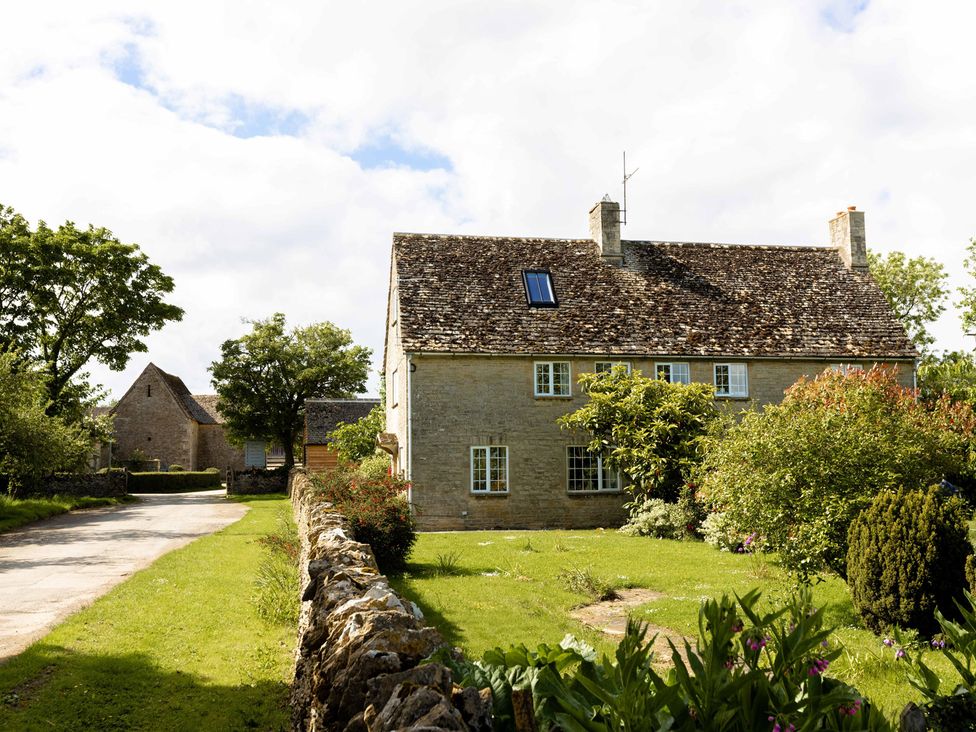 A house with garden and stone wall at Stable Cottage in Lechlade-On-Thames