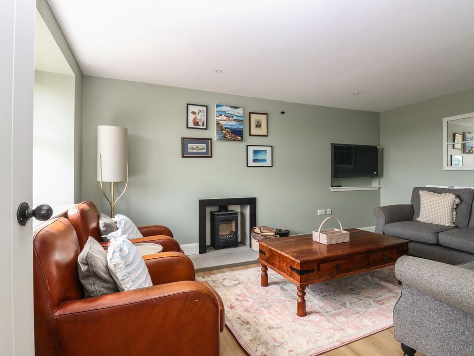 A living room with a coffee table and chairs at No 4 - 3 bed Haddington