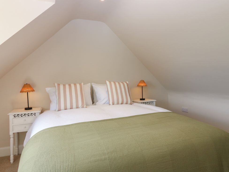 A bedroom with a bed and bedside lamps at No 4 - 3 bed Haddington