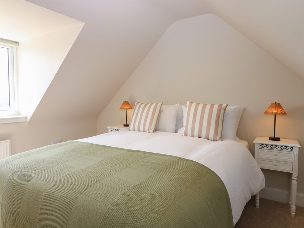 A bedroom with a bed and bedside tables at No 4 - 3 bed Haddington