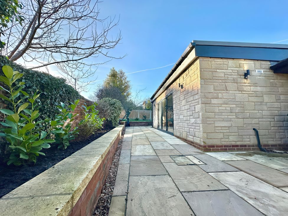 A garden with a pathway and greenery at Havendale in Chesterfield