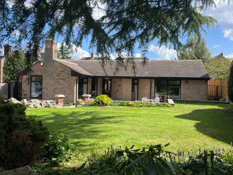 A house with a garden at Havendale in Chesterfield