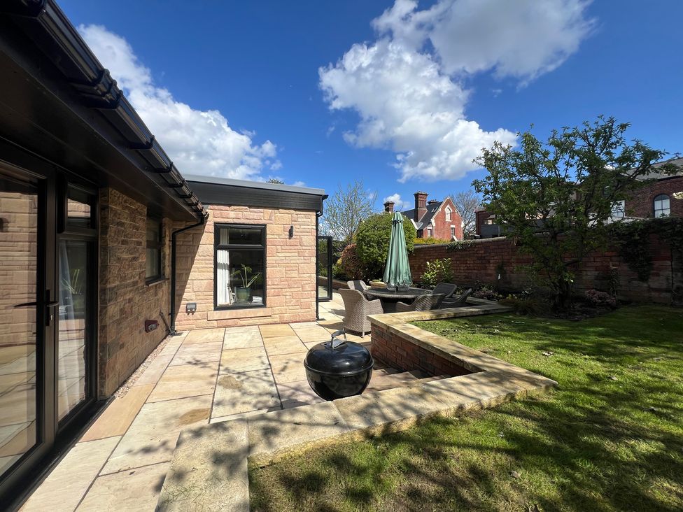 A garden with outdoor furniture and an umbrella at Havendale in Chesterfield