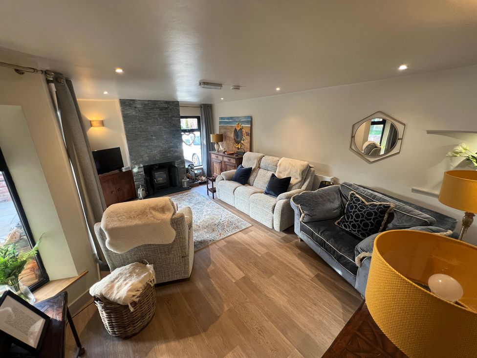 A living room with sofas and a lamp at Havendale in Chesterfield