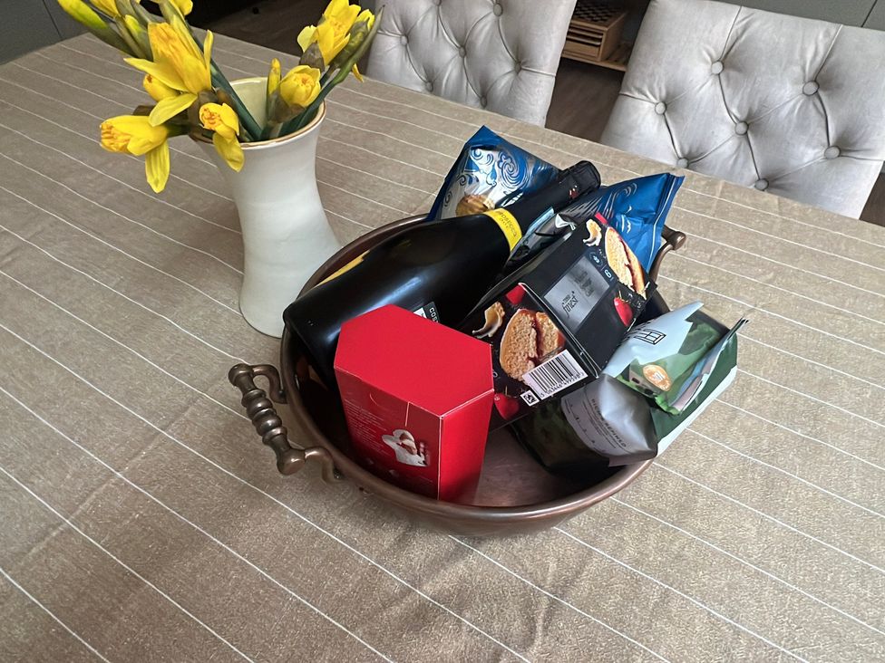 A bowl with snacks and champagne on a dining table at Havendale in Chesterfield