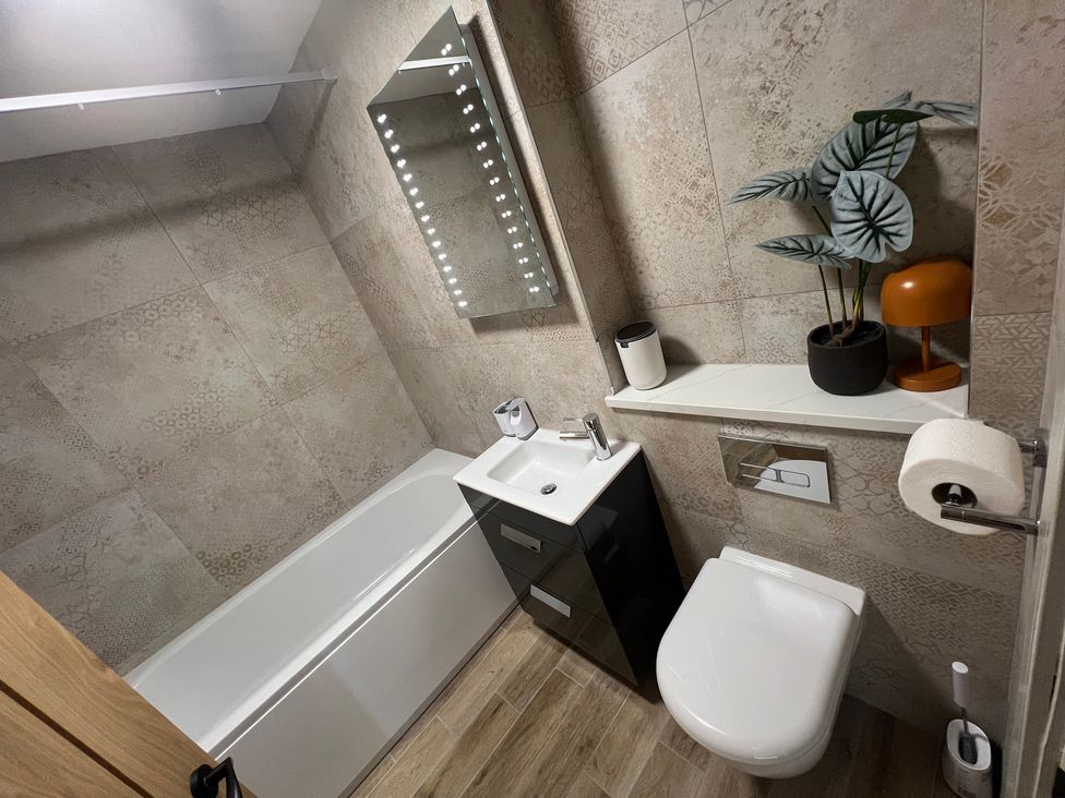 A bathroom with a bathtub, sink, and toilet at Havendale in Chesterfield