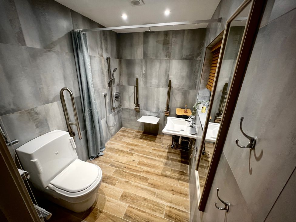 A bathroom with a toilet, shower, and sink at Havendale in Chesterfield