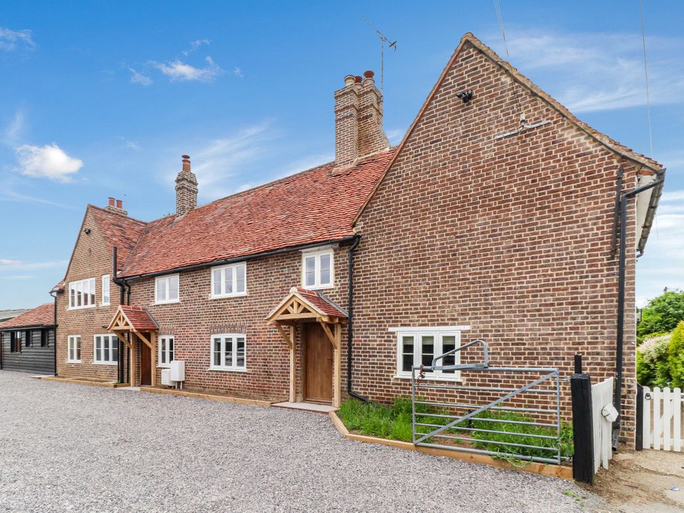 A house with gravel driveway at Tuffs Farm Cottage 1 in Kings Langley