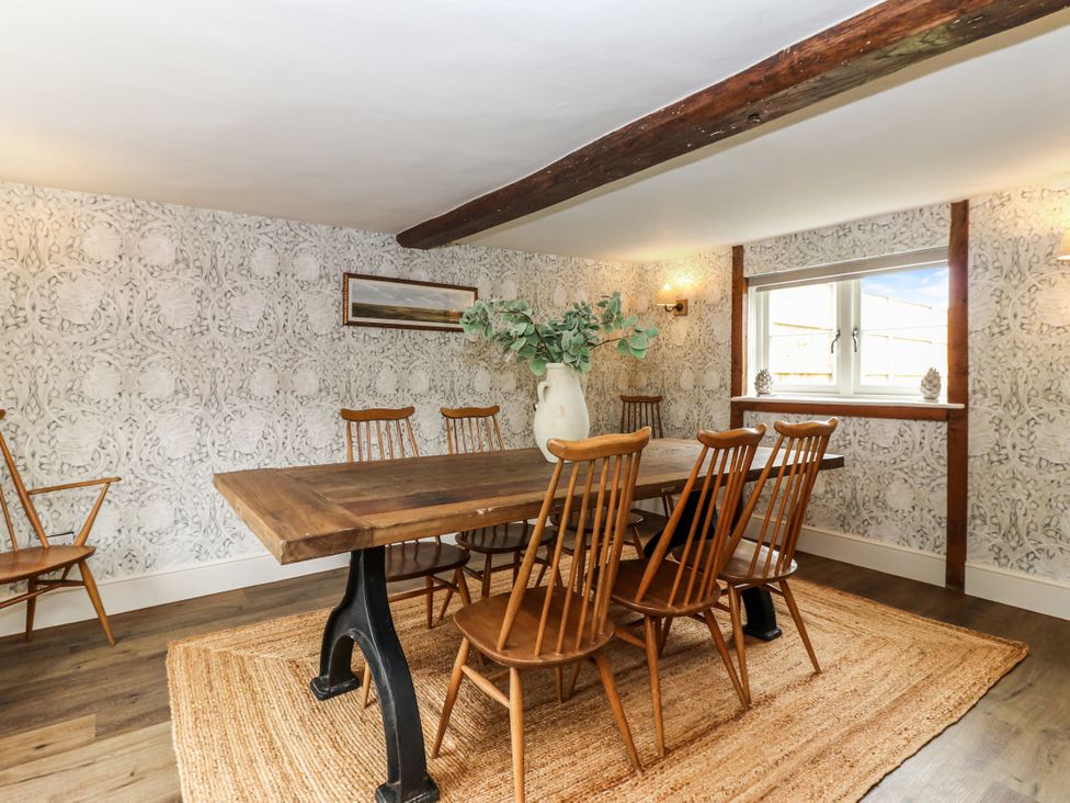A dining room with a wooden table and chairs at Tuffs Farm Cottage 1 Kings Langley