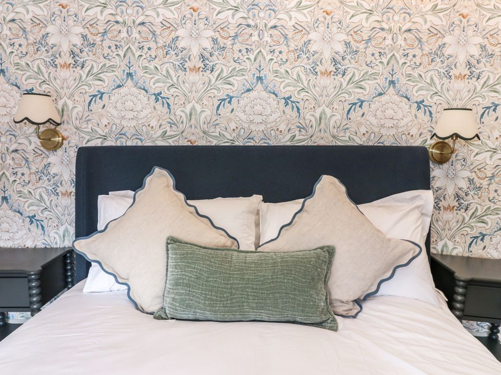 A bedroom with a bed and decorative pillows at Tuffs Farm Cottage 1 Kings Langley