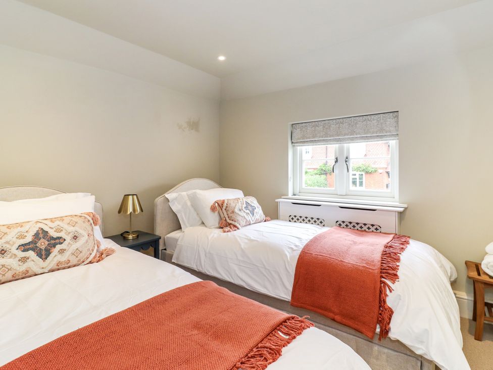 A bedroom with two single beds at Tuffs Farm Cottage 1 Kings Langley