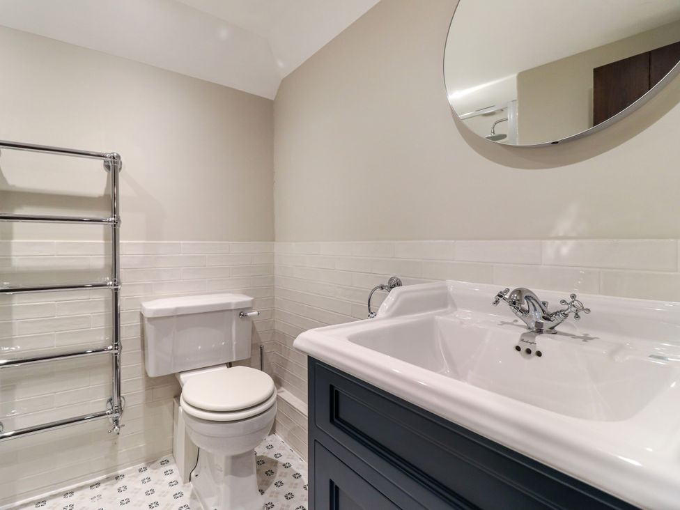 A bathroom with a sink and toilet at Tuffs Farm Cottage 1 in Kings Langley