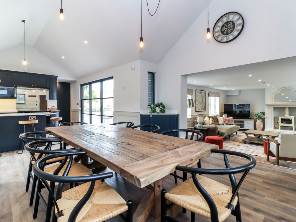 A dining room with a wooden table and chairs at Tuffs Farm Cottage 2 in Kings Langley
