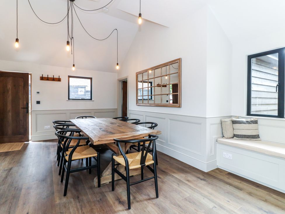 A dining room with a wooden table and chairs at Tuffs Farm Cottage 2 Kings Langley