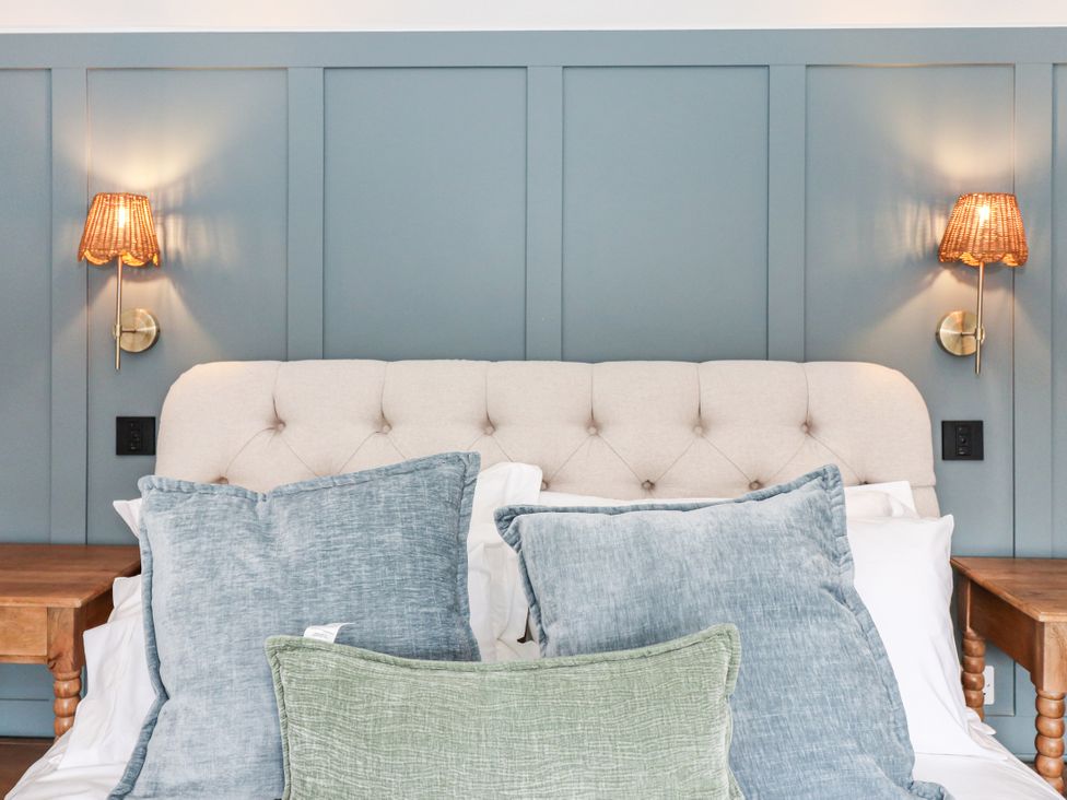 A bedroom with a bed and bedside lamps at Tuffs Farm Cottage 2 in Kings Langley