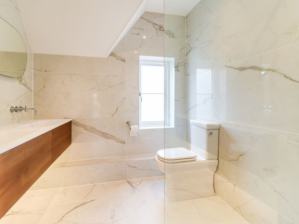 A bathroom with a bathtub and a toilet at Tuffs Farm Cottage 2 Kings Langley