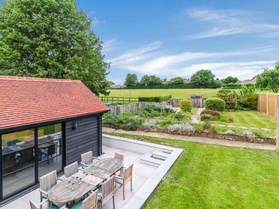 A garden with a table and chairs at Tuffs Farm Cottage 2 Kings Langley
