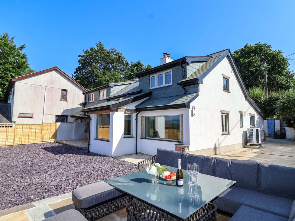 An outdoor seating area with a table and refreshments at Heathmoor in Horrabridge