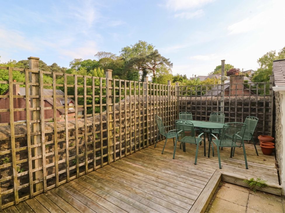 An outdoor patio area with a table and chairs at The Fir Grove Annex in Menai Bridge
