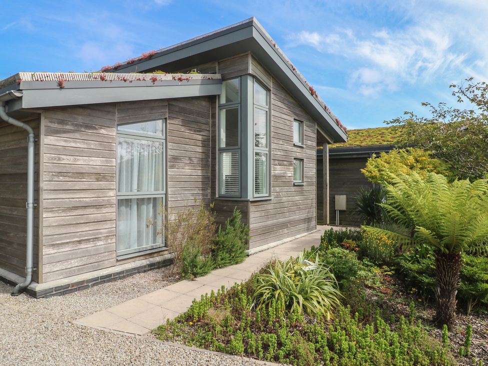 A modern building with garden features at Una, Lodge 70 in Carbis Bay
