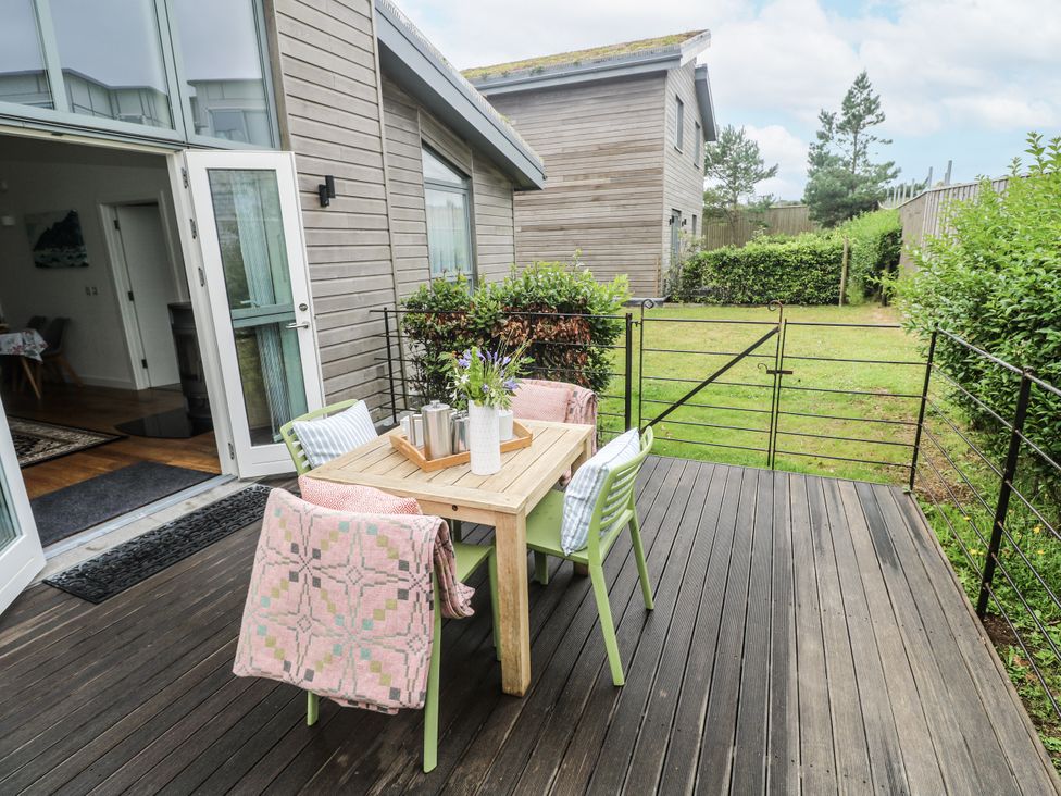 An outdoor seating area with a table and chairs at Una, Lodge 70 in Carbis Bay