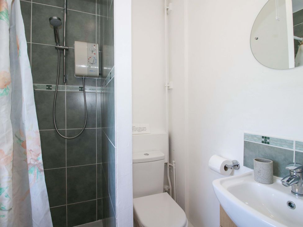 A bathroom with shower, toilet, and sink at Shepherd's Cottage Eudon Burnell near Bridgnorth