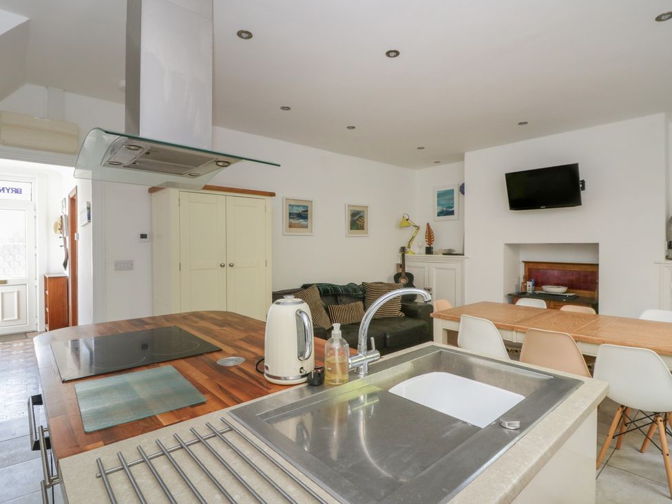 A kitchen with a dining area and appliances at Brynmorfa in Llandysul