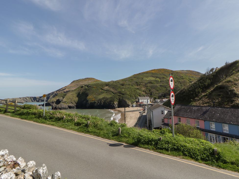 A beach view with houses and hills at Brynmorfa in Llandysul