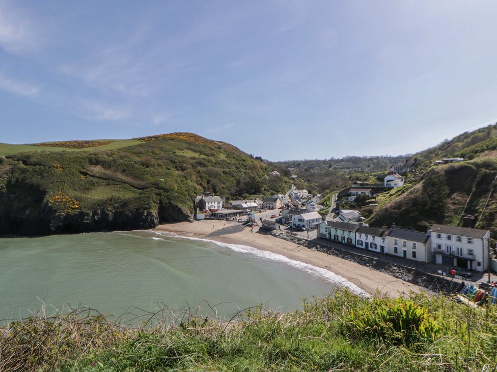 A view of a beach and houses at Brynmorfa in Llandysul
