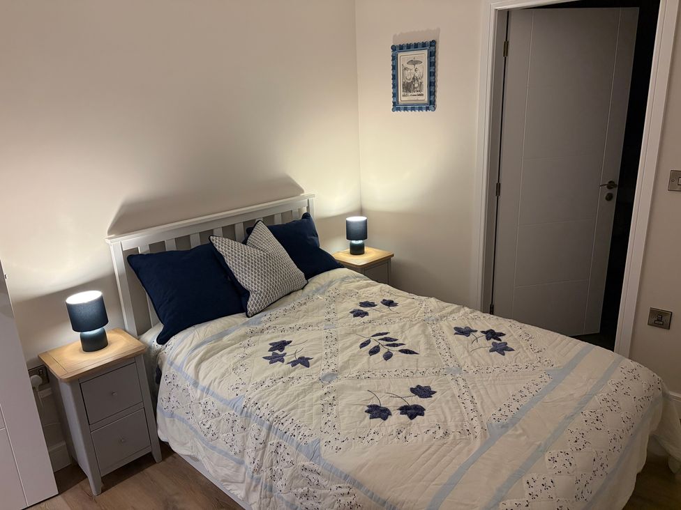A bedroom with a bed and lamps at Cross Winds in Clapham