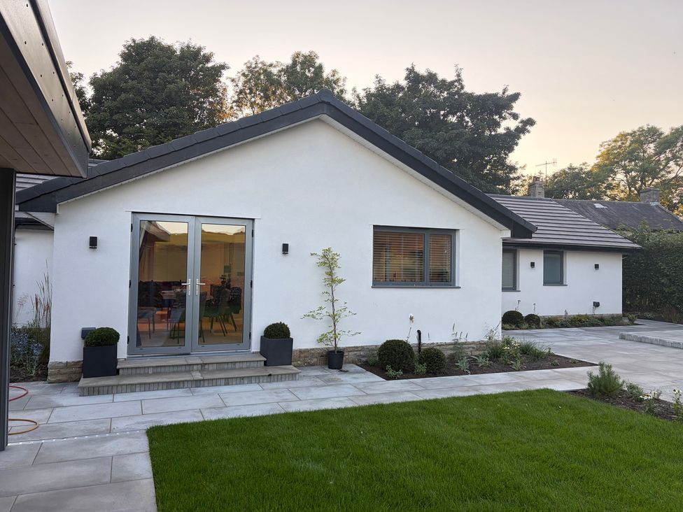 A garden with a house in the background at Cross Winds Clapham