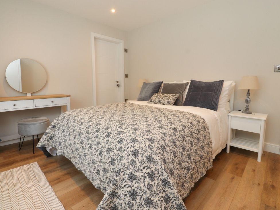 A bedroom with a bed and dressing table at Cross Winds in Clapham