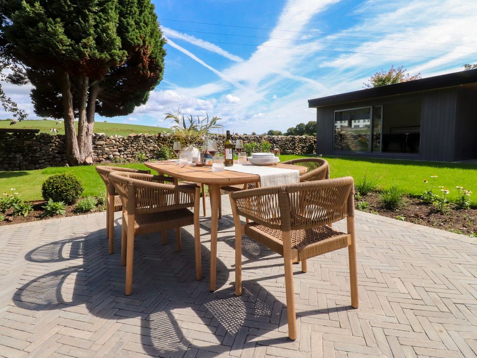 A dining area with chairs and a table at Cross Winds in Clapham