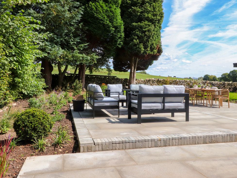 A garden with outdoor seating and dining area at Cross Winds in Clapham