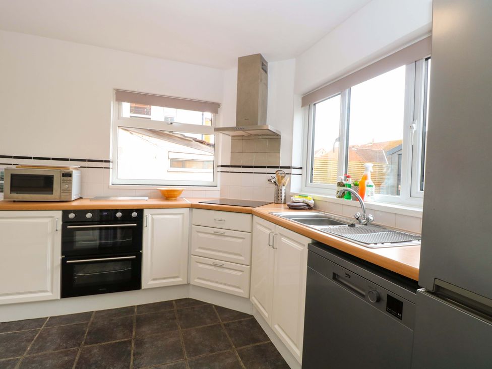 A kitchen with appliances and sink at Highland House in Sheringham