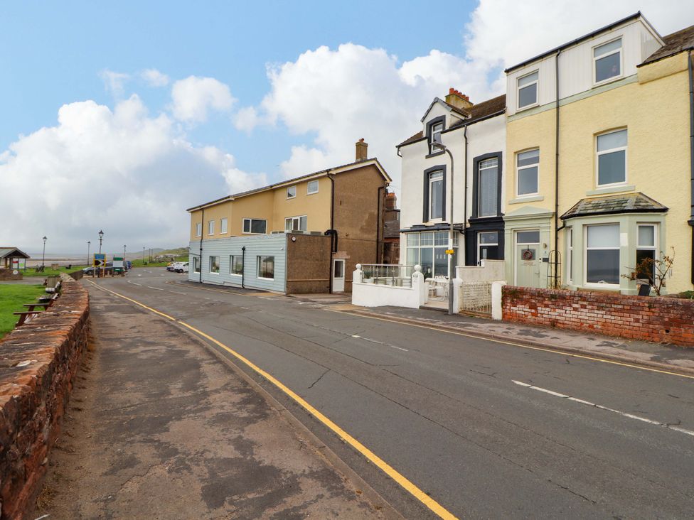 A street scene with houses along a road at 2 The Crescent