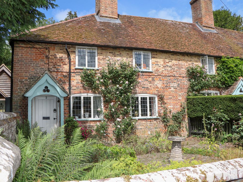 A brick house with a garden at 3 Malthouse Cottages in Chawton near Alton