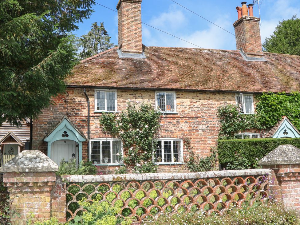 A brick house with a garden at 3 Malthouse Cottages in Chawton near Alton