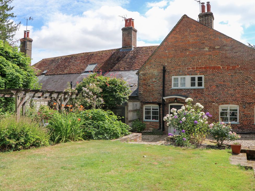 A house with a garden at 3 Malthouse Cottages Chawton near Alton