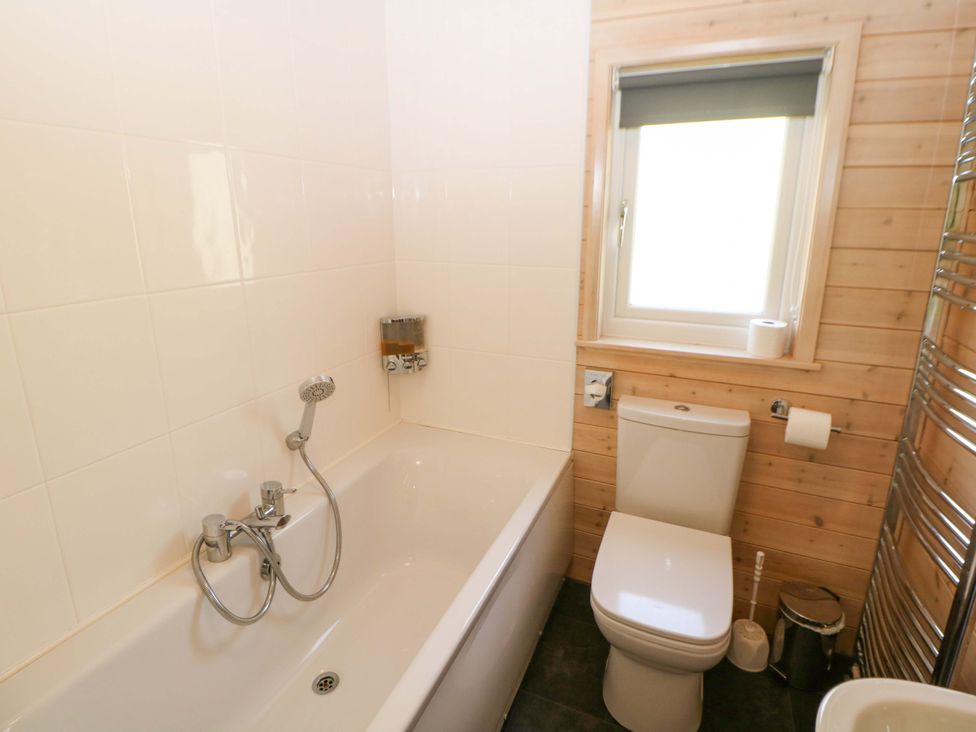 A bathroom with a bathtub and toilet at Dovestone Luxury Lodges (sleeps 6) - pet free, Greenfield